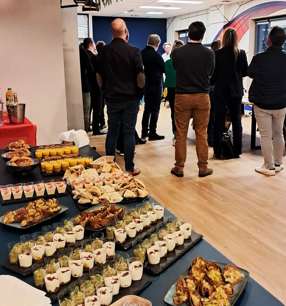 Open space lumineux avec plusieurs bureaux équipés, chaises ergonomiques, lampes de travail et grandes cloisons vitrées pour la confidentialité.