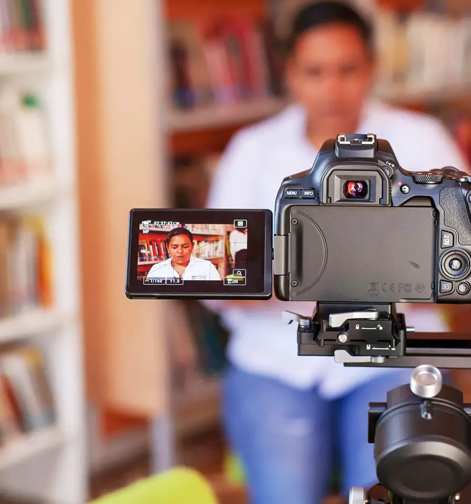 Open space lumineux avec plusieurs bureaux équipés, chaises ergonomiques, lampes de travail et grandes cloisons vitrées pour la confidentialité.