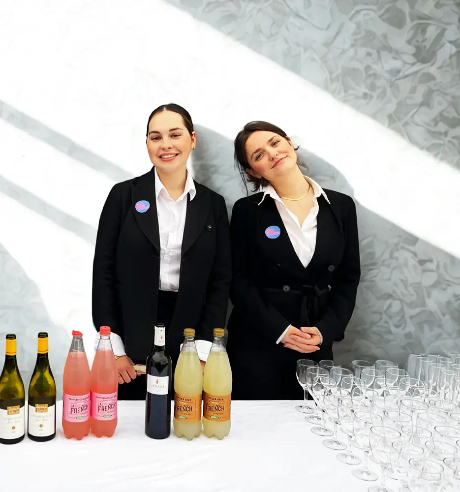 Open space lumineux avec plusieurs bureaux équipés, chaises ergonomiques, lampes de travail et grandes cloisons vitrées pour la confidentialité.