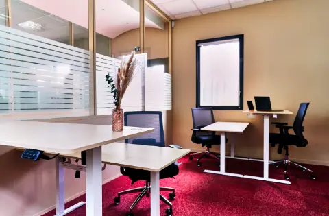 Exemple d'un bureau privé équipé de table pouvant être réglées en hauteur