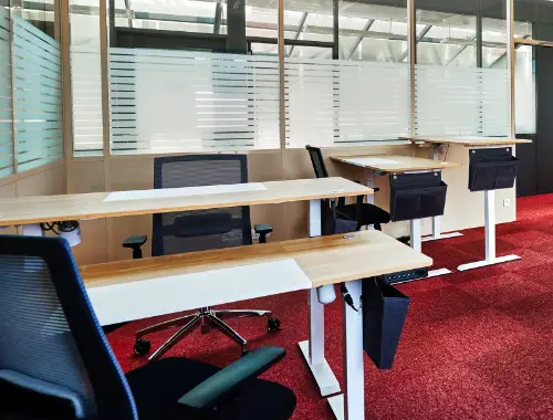 Aménagement d'un bureau sur-mesure avec des tables de différentes hauteurs