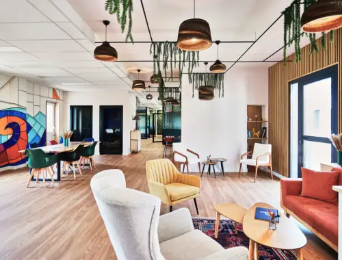 Vue du grand salon dans la longueur, avec l'aperçu de plusieurs espaces