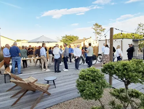 Réunion, afterwork, événement d'une entreprise sur la terrasse de La Passerelle en fin de journée