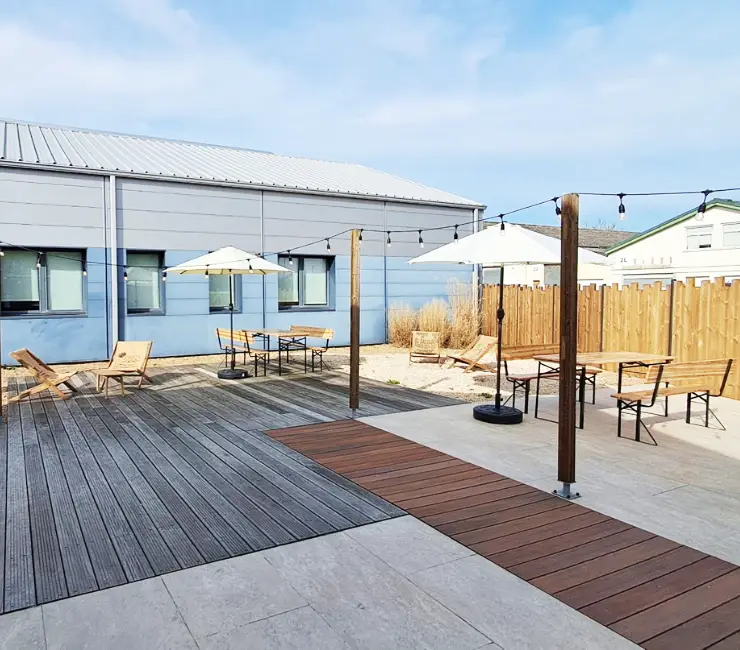 La terrasse, grande et accueillante à l'entrée de La Passerelle