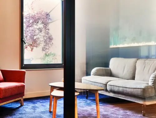 Vue de la salle Amélie, avec son canapé et son fauteuil pour des visio en tout confort