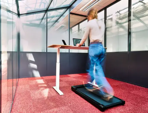 Travailler debout sur un tapis de marche, c'est possible !