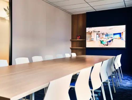 Salle de réunion équipé d'un écran connecté et interactif avec wifi haut débit et visio intégrée