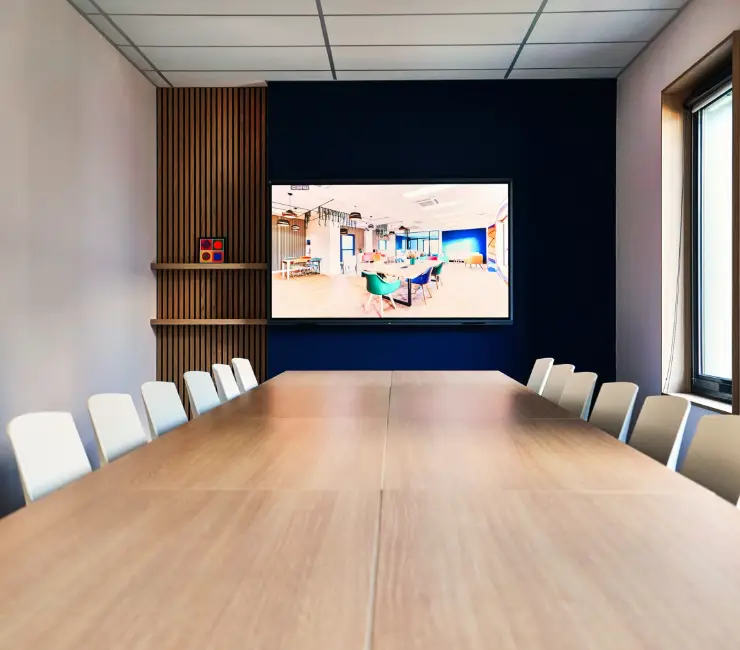 Point de vu de notre grande salle de réunion, Pio, pouvant accueil plus de 20 personnes et son grand écran connecté et interactif