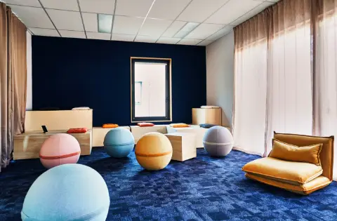 Salle créative avec ses équipements spécifiques