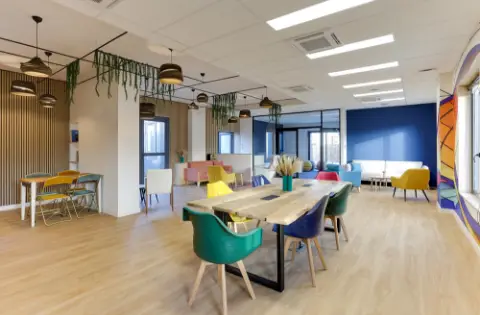 Vue du grand salon, espace grand et ouvert pour recevoir des événements de tout type