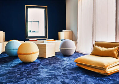 Salle Créa Inès à La Passerelle Coworking Rennes avec ballons ergonomiques colorés, coussins au sol et modules en bois, idéale pour brainstorming et ateliers créatifs.