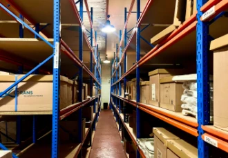 Rayonnage de la zone de stockage, derrière l'espace des bureaux de La Passerelle