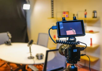 Studio d'enregistrement de podcast audio et vidéo, vue sur un appareil de prise de vidéo