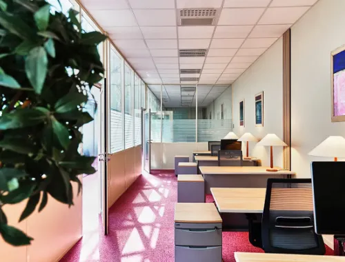 Vue intérieur d'un espace de travail partagé avec un belle lumière entrante