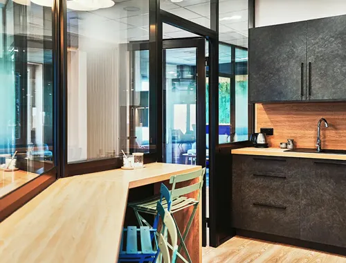 Cuisine équipée, ouverte sur les espaces communs