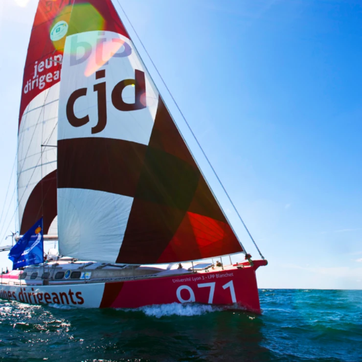 04-bateau-cjd-lorans-740x740 Vue du grand salon dans la longueur, avec l'aperçu de plusieurs espaces : petits salons, table pour travailler, phone box. Un espace lumineux et ouvert sur patio et jardin