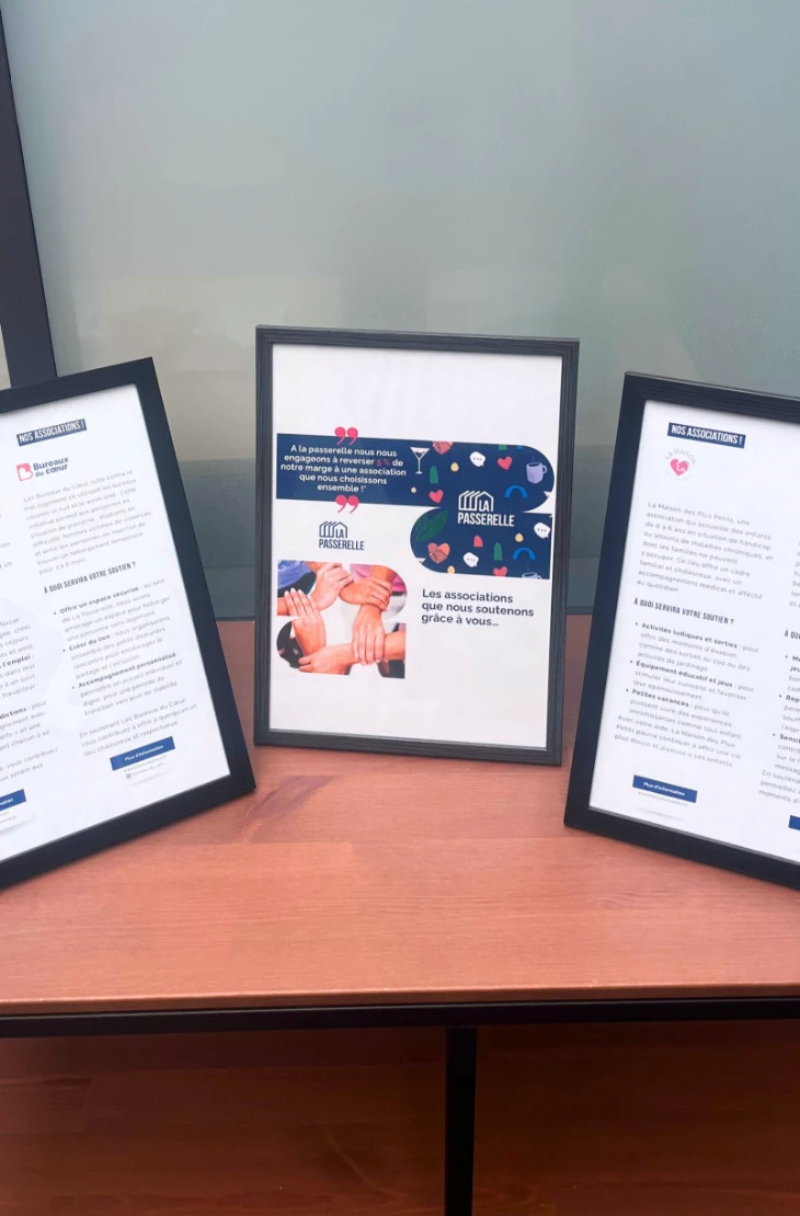 04-cadres-associations-soutenues-passerelle-730x1110 Vue du grand salon dans la longueur, avec l'aperçu de plusieurs espaces : petits salons, table pour travailler, phone box. Un espace lumineux et ouvert sur patio et jardin