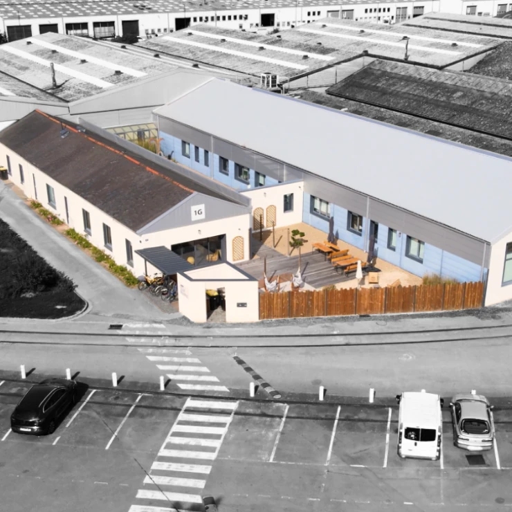 04-la-passerelle-vue-du-ciel-740x740 Vue du grand salon dans la longueur, avec l'aperçu de plusieurs espaces : petits salons, table pour travailler, phone box. Un espace lumineux et ouvert sur patio et jardin