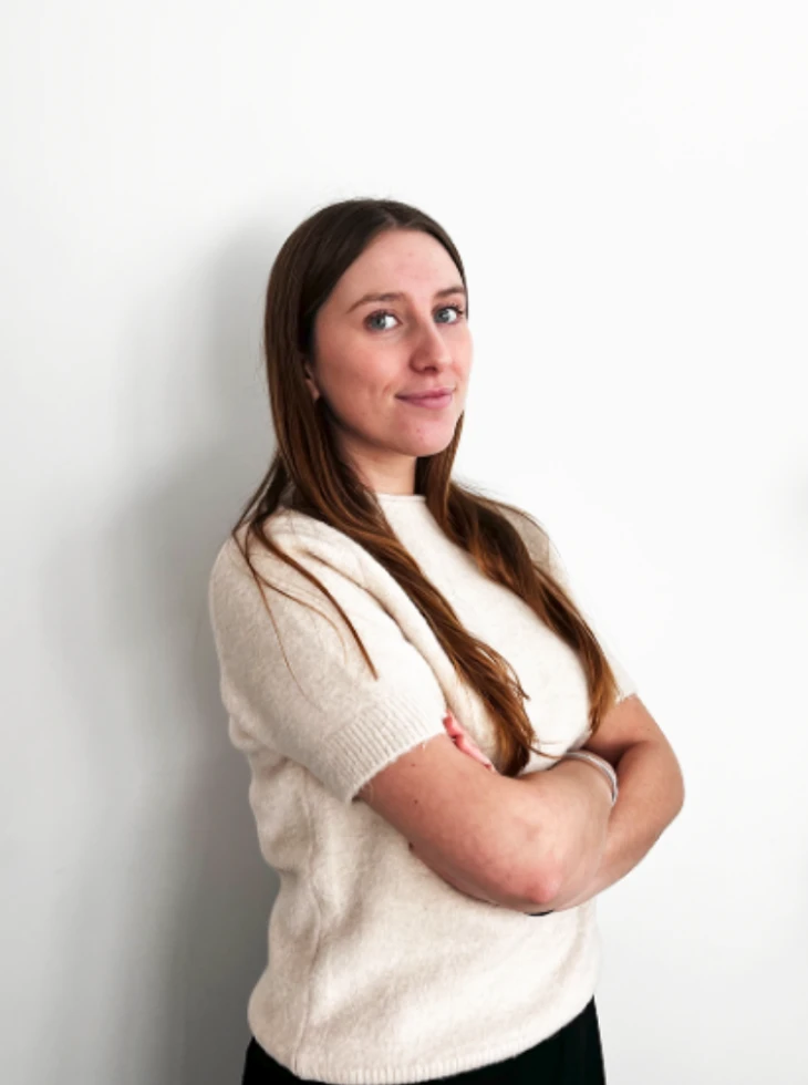 04-pauline-alternante-730x980 Aperçu du passage au milieu des bureaux, avec un fauteuil confortable, une jolie table basse et un tapis chaleureux