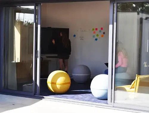 Salle créative "Inés" vue depuis la terrasse de La Passerelle