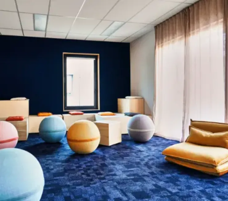 Salle créative à La Passerelle avec ses équipements originaux pour des sessions de réflexion, de travail plus créatif