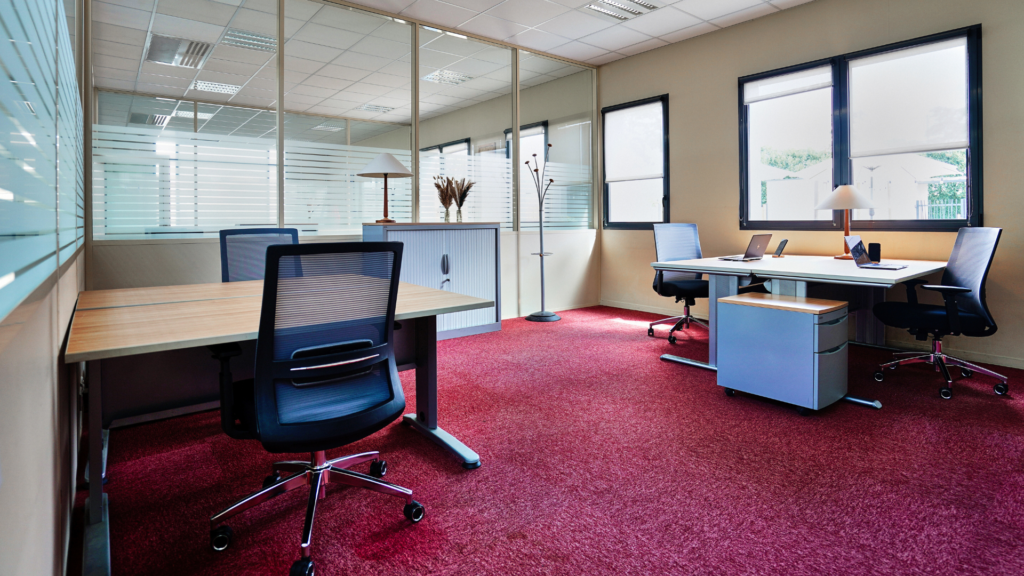 Bureau opéré lumineux avec bureaux privés équipés à La Passerelle, espace de travail flexible à Rennes