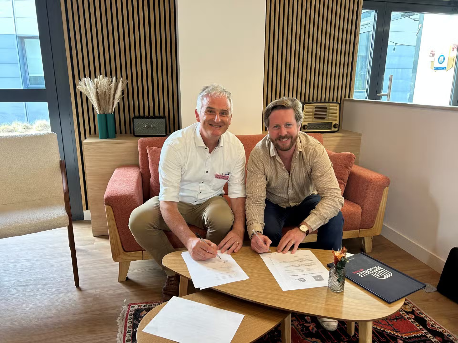 Signature du partenariat entre La Passerelle et l'association 60 000 rebonds dans le grand salon