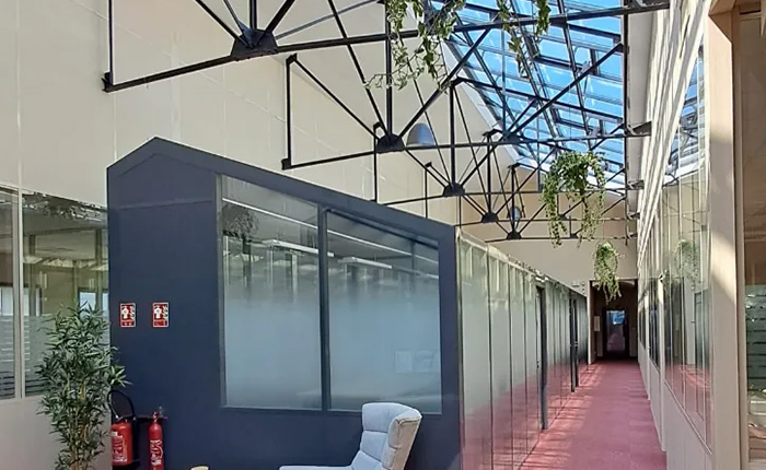 Intérieur de la passerelle, avec la vue de la grande verrière qui parcours toute la halle
