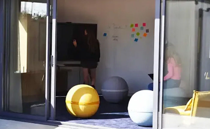 Salle créative "Inés" vue depuis la terrasse de La Passerelle