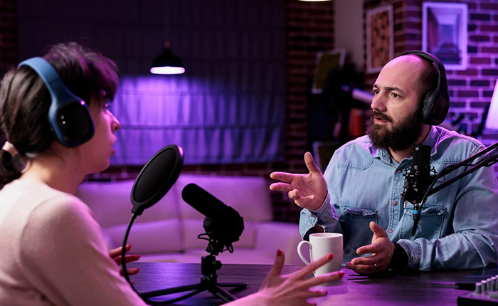 Enregistrement d'une émission de podcast au sein du studio, interview podcast